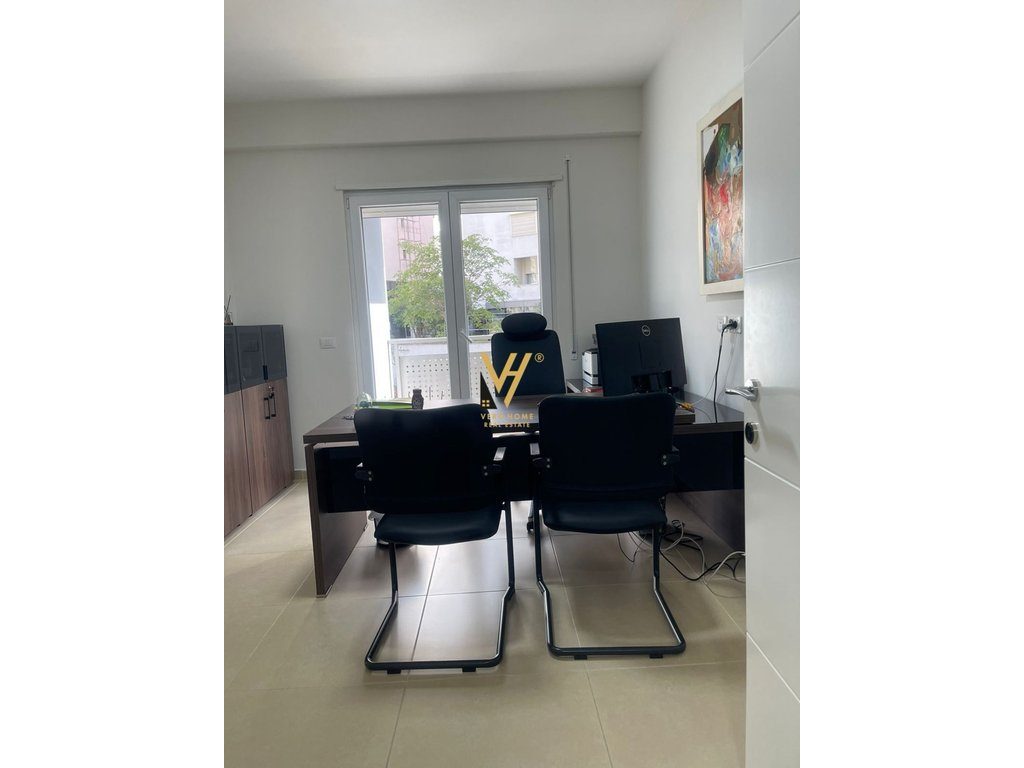JEPET ZYRE 100 M2 BUZE RRUGES SE KOSOVAREVE 950 EURO 2