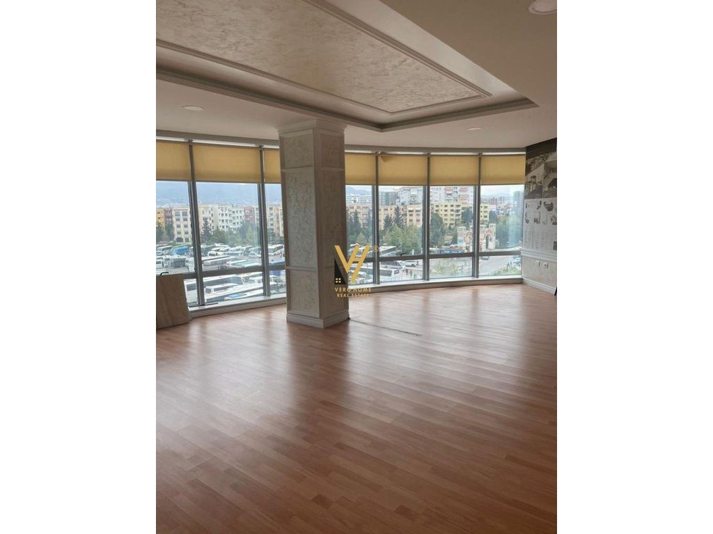 JEPET AMBIENT KOMERCIAL 364M2 ME QERA TE KTHESA KAMZES 2.800 EURO 2