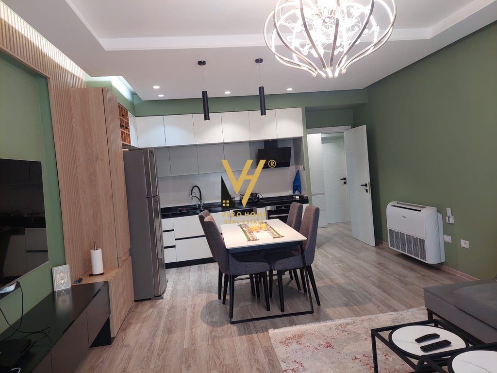 JEPET APARTAMENT 3+1+2 ME QERA TE SELVIA, QENDER 950 EURO 3
