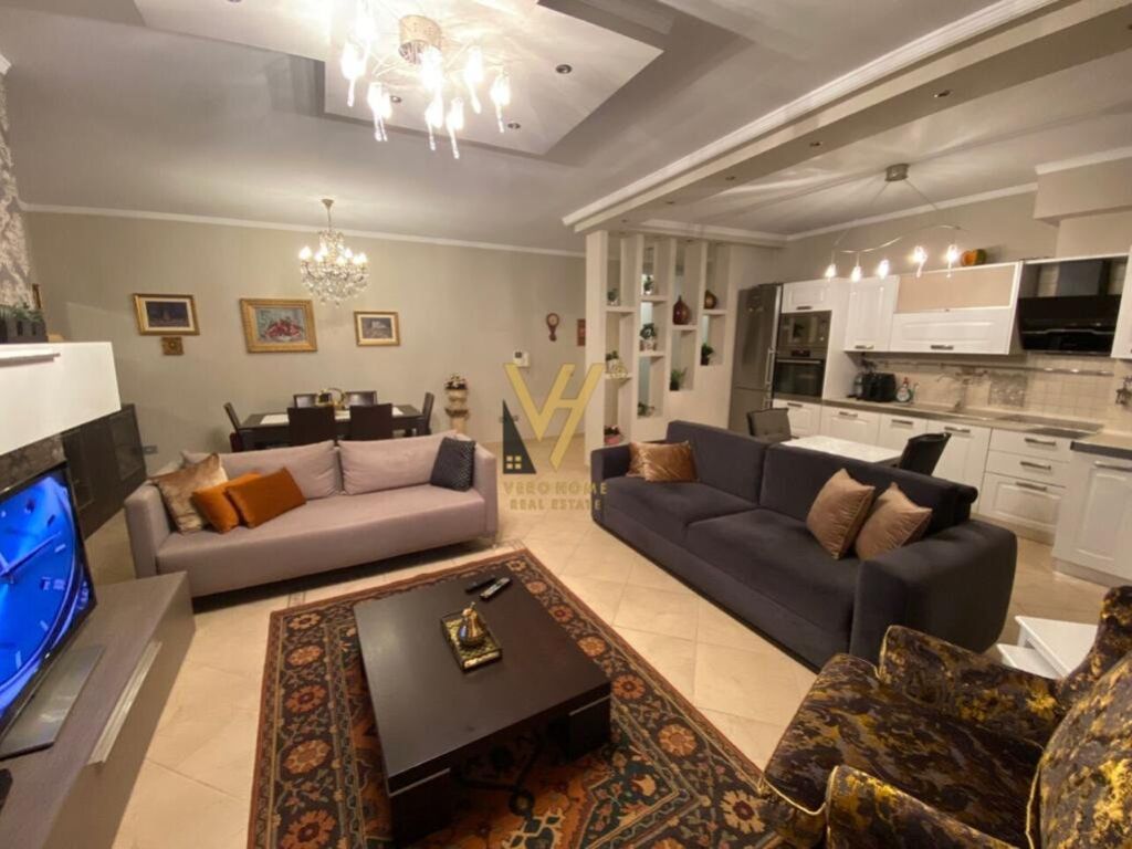 Shitet apartament 3+1+2 te Rruga e Barrikadave 164 m2 3