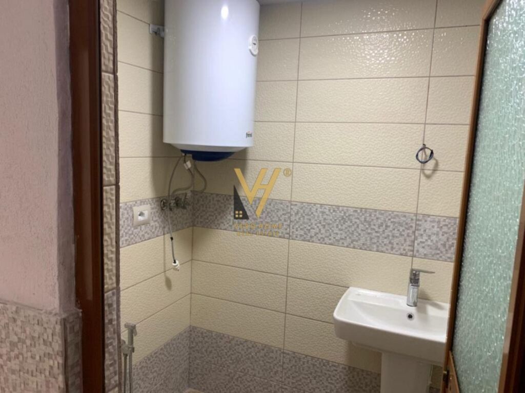 Shitet dyqan te Rruga e Kavajes 55 m2 1