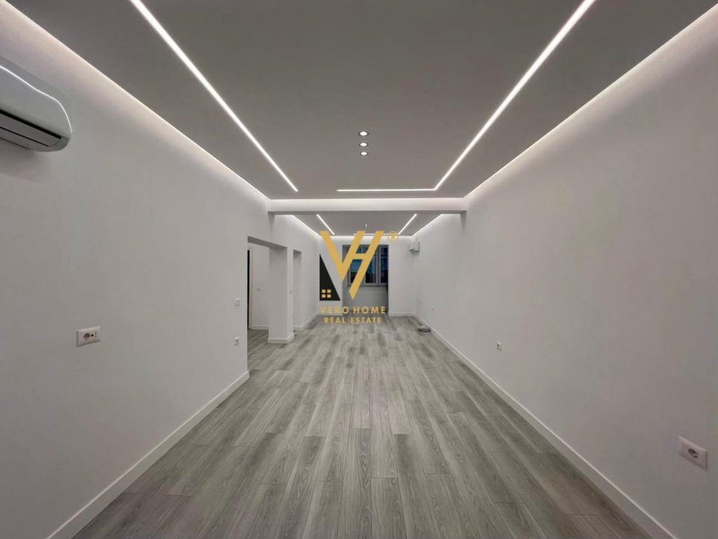 JEPET ZYRE 75 M2 ME QERA TE RRUGA E BARRIKADAVE 1.000 EURO