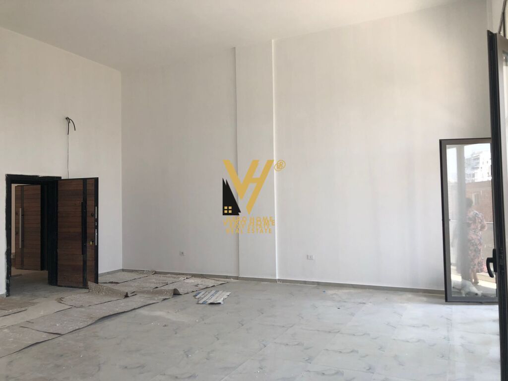 JEPET ZYRE 77 M2 ME QERA TE PORCELANI 600 EURO 3