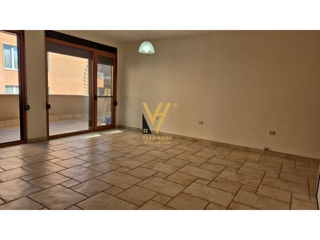 JEPET AMBIENT 140 M2 ME QERA TE RRUGA E ELBASANIT 1.600 EURO 3