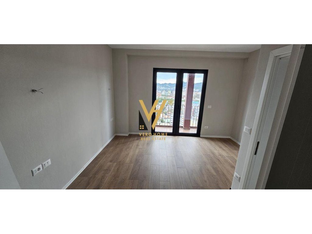 JEPET ZYRE 160 M2 ME QERA TE GARDEN BUILDING, RR.KAVAJES 2.400 EURO 2