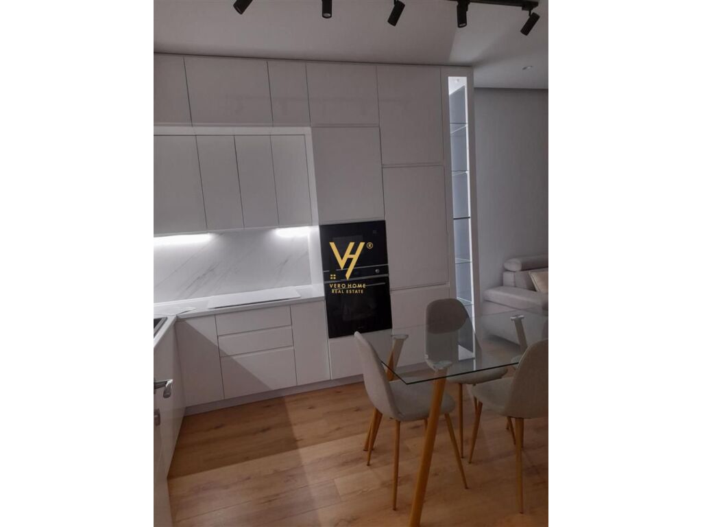 Shitet apartament 1+1 te Rruga 5 Maji 72 m2