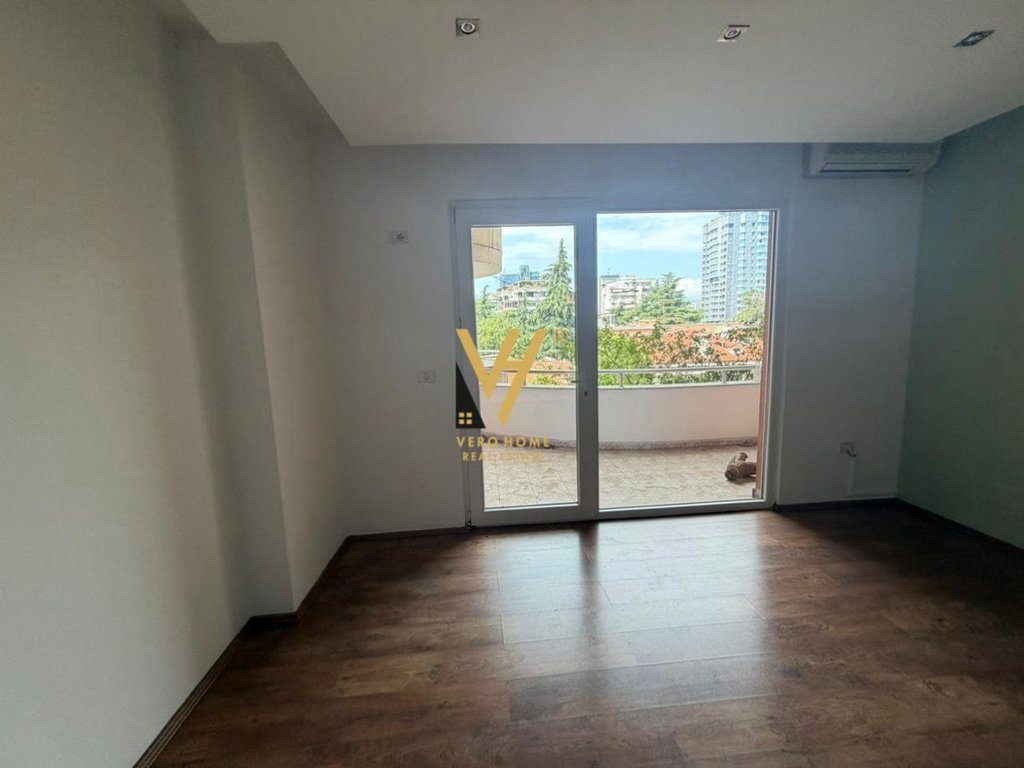JEPET ZYRE 187 M2 ME QIRA NE BLLOK 3.366 EURO 2