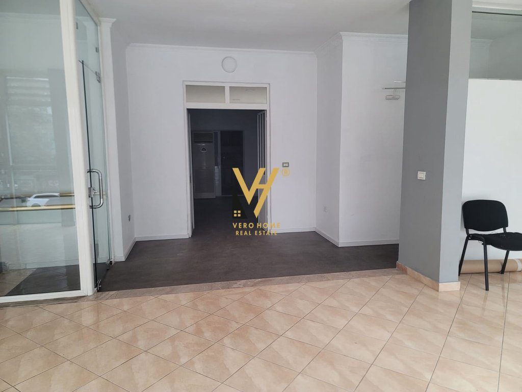 JEPET ZYRE 220 M2 ME QIRA TE RRUGA DRITAN HOXHA 150.000 LEKE 3
