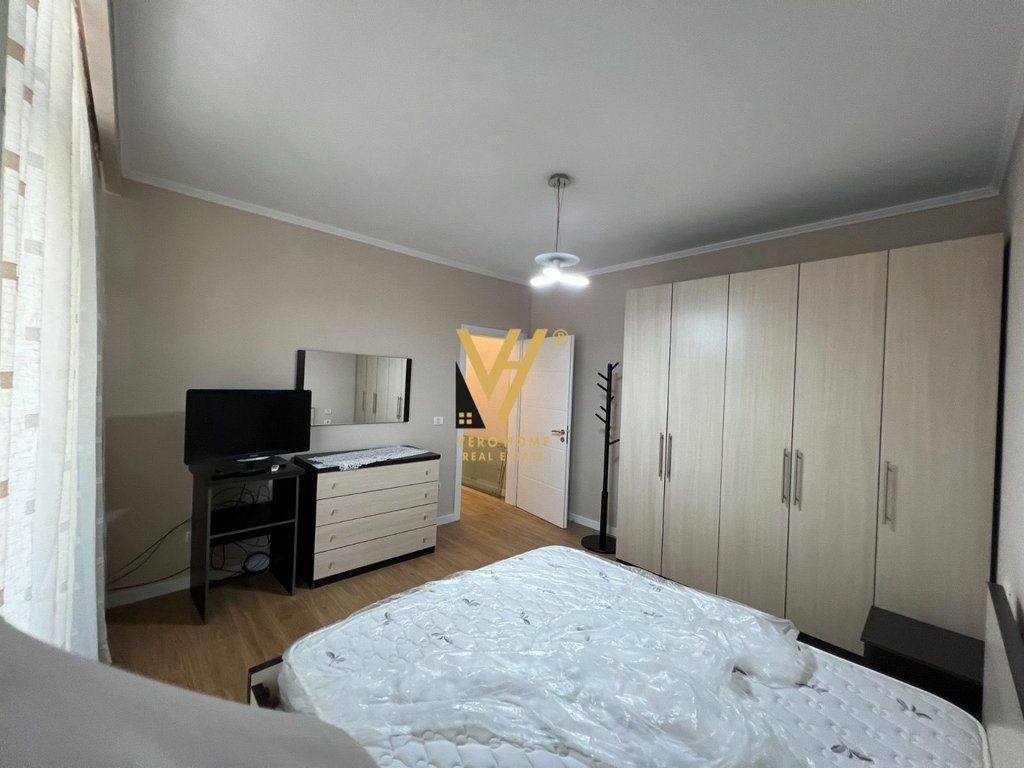 JEPET APARTAMENT 1+1+BLK ME QERA TE TREGU ELEKTRIK 55.000 LEKE 4