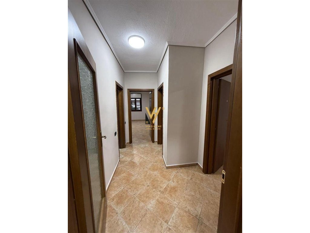JEPET ZYRE 165 M2 ME QERA TE KOMUNA E PARISIT 1.200 EURO 4