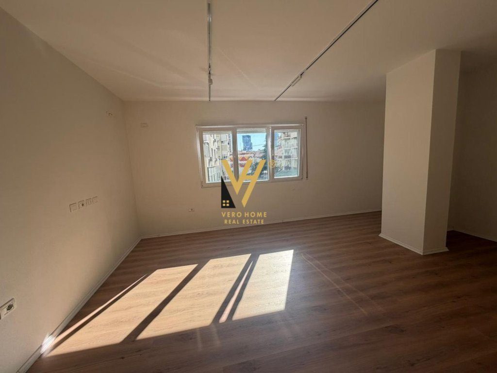 JEPET ZYRE 135 M2 ME QIRA TE PAZARI I RI 1.500 EURO 2
