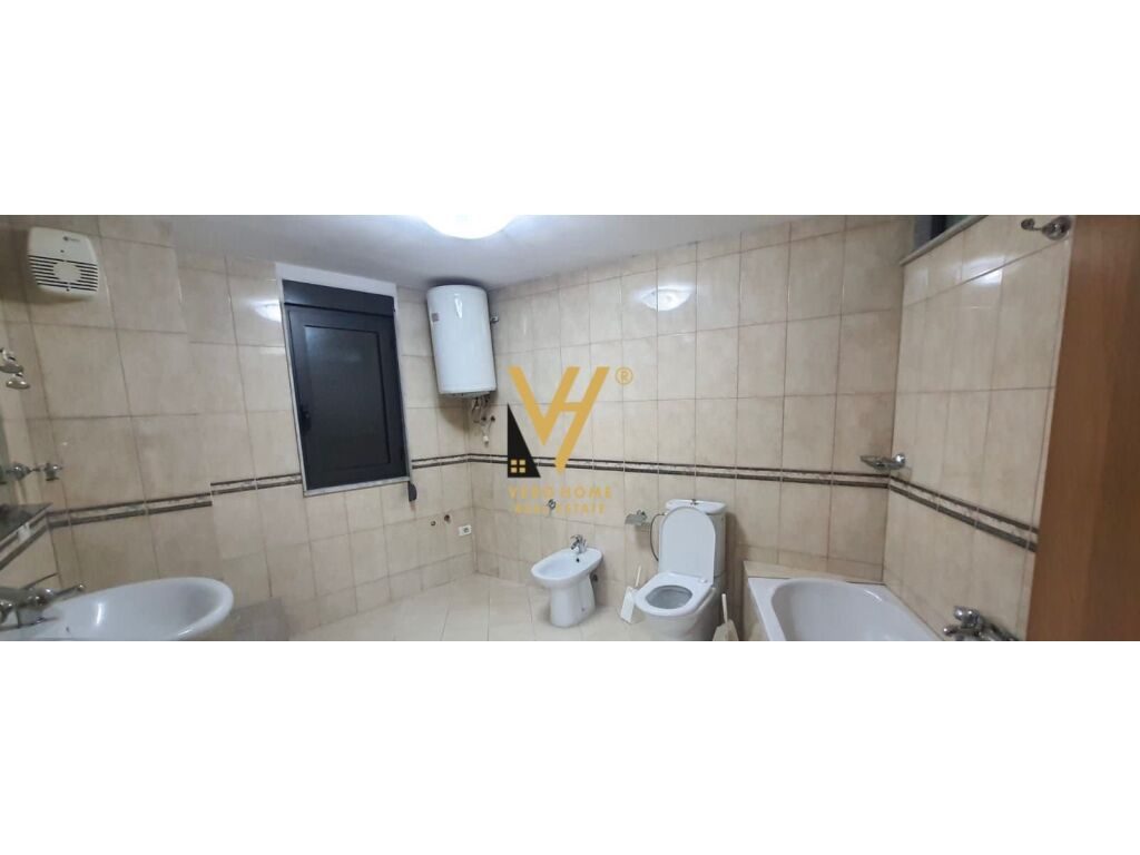 Jepet Zyre me qera ne Qender 160 m2 3