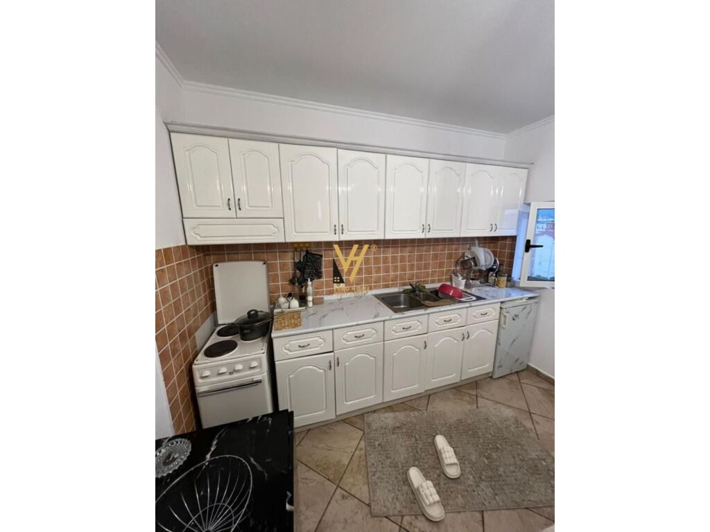 Shitet apartament 1+1+verande te Medreseja 53 m2