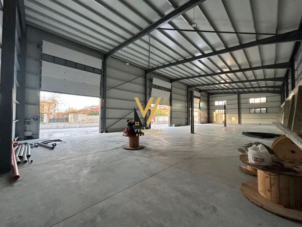 JEPET MAGAZINE 600 M2 ME QERA NE FIER 200.000 LEKE