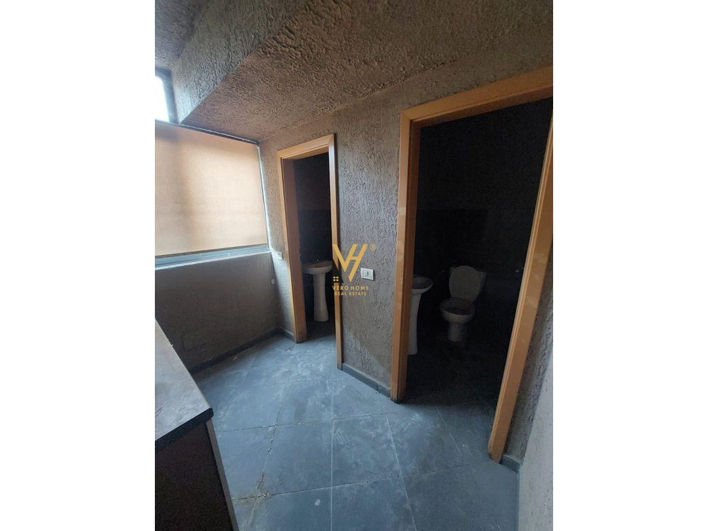 JEPET ZYRE 300 M2 ME QERA NE YZBERISHT 1.500 EURO 3