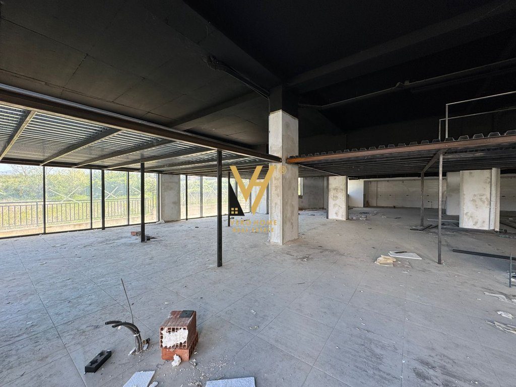 SHITET AMBIENT BIZNESI 820 M2 TE LIQENI I THATE 2.500.000 EURO 3