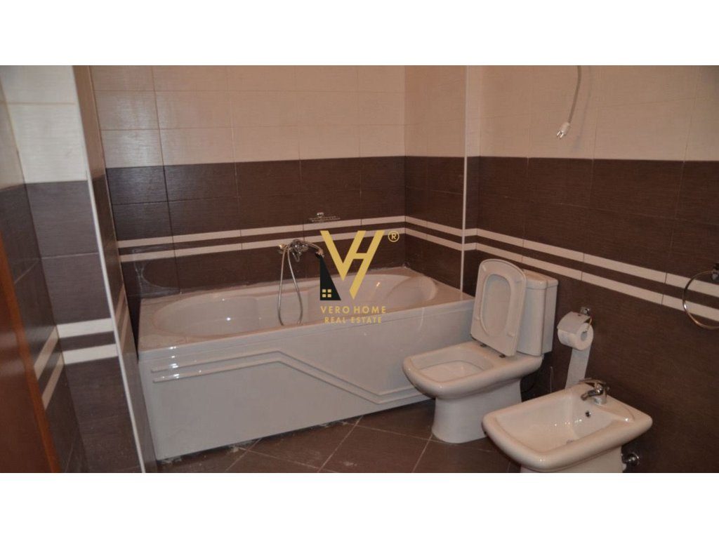 JEPET PAPAFINGO 4+1+3 ME QERA TE LIQENI I THATE 1.200 EURO 4