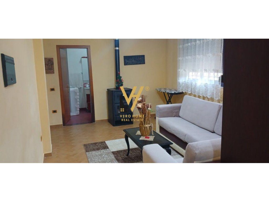 JEPET HYRJE 2+1 ME QERA TE ISH UZINA E AUTOTRAKTOREVE, SHKOZE 430 EURO 3