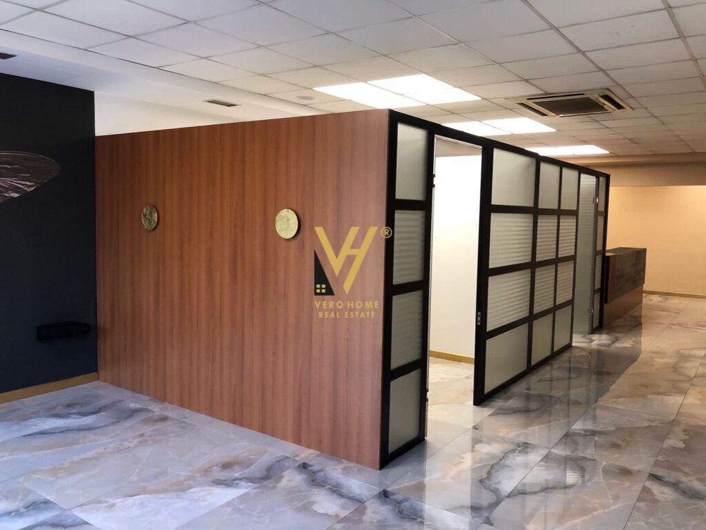 Jepet zyre me qera te Blloku 177 m2 3
