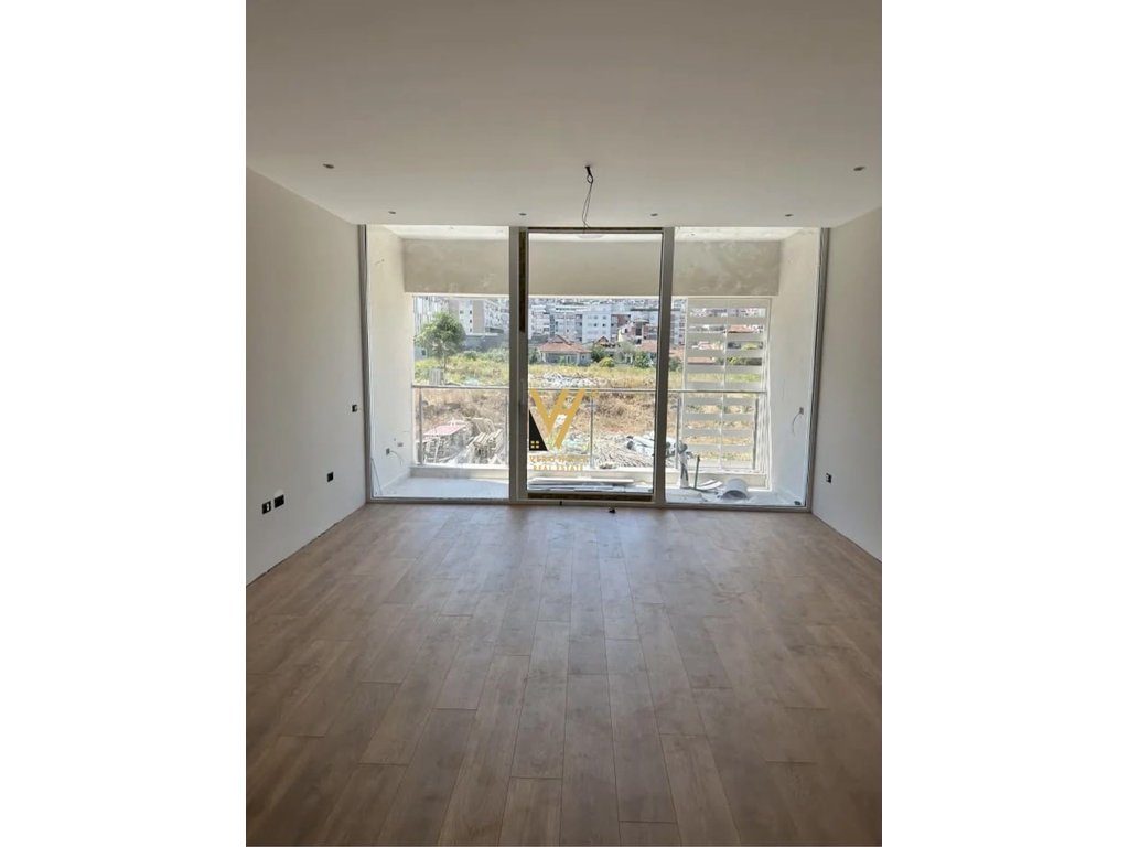 JEPET AMBIENT BIZNESI 117 M2 ME QERA TE KOMUNA E PARISIT 1.900 EURO