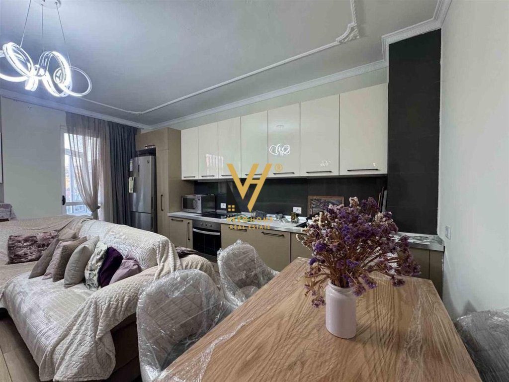 JEPET APARTAMENT 3+1+2+BLK ME QERA TE GJYKATA E RRETHIT 1.050 EURO 2
