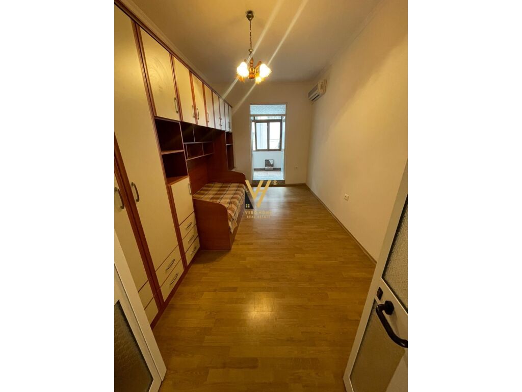 Jepet zyre me qera te Blloku 90 m2 2