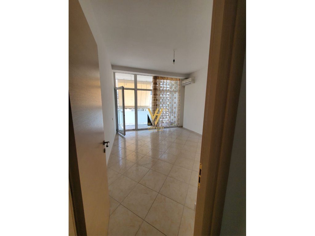 JEPET ZYRE 110 M2 ME QERA TE KOMUNA E PARISIT 1.300 EURO 4