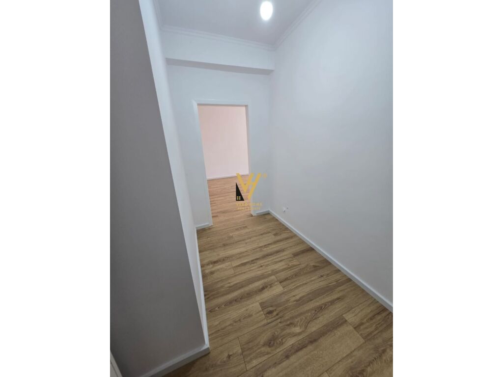 Shitet Garsoniere te Shkolla e Kuqe 45 m2 2