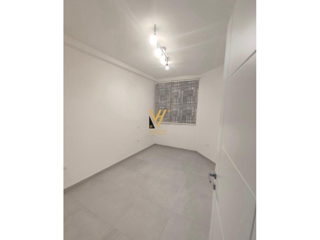 JEPET ZYRE 80 M2 ME QIRA TE RRUGA MYSLYM SHYRI 60.000 LEKE 3