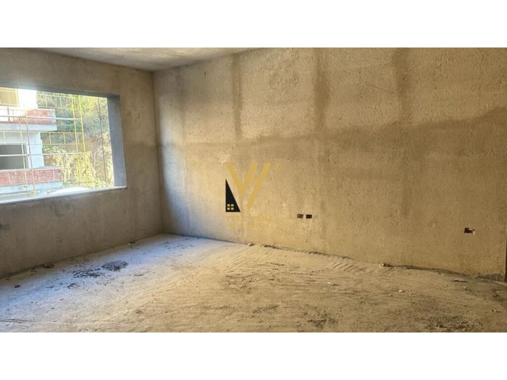 Shitet Apartament 2+1+ballkon te Rruga e Elbasanit 122 m2 2