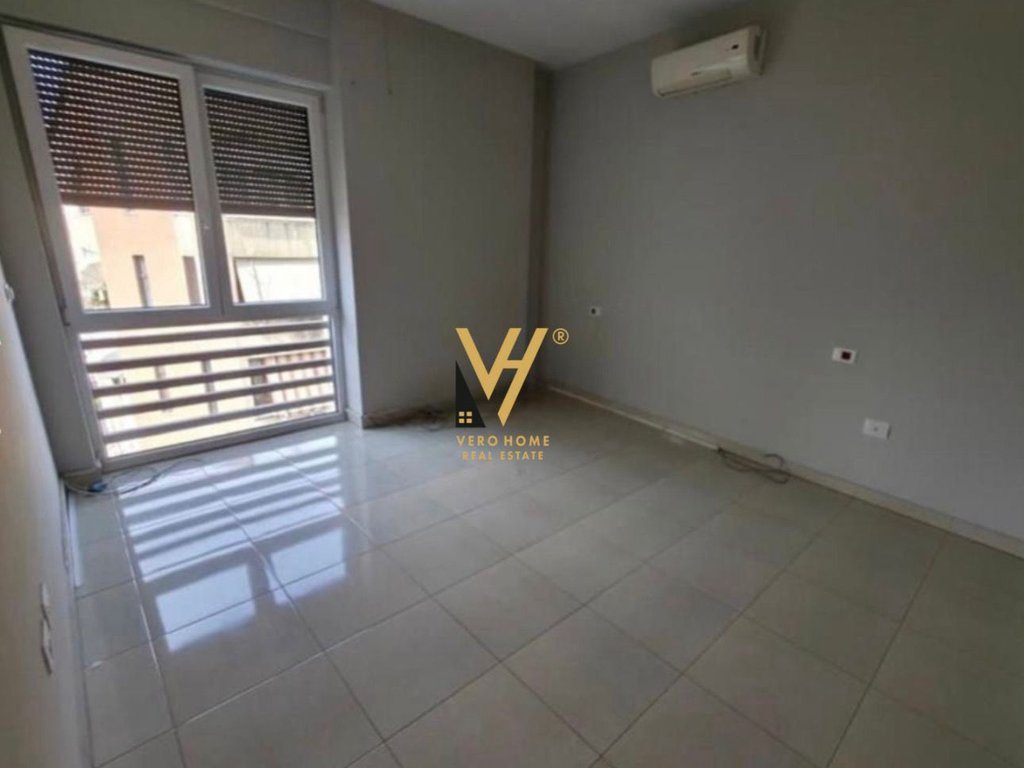 JEPET ZYRË 120 M2 ME QIRA RRUGA E BOGDANEVE 1.100 EURO 3