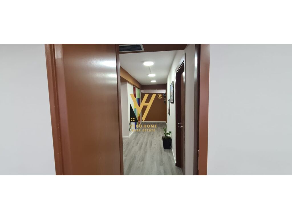 Jepet zyre me qera te Blloku 200 m2