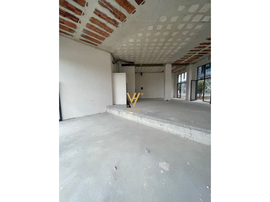 JEPET DYQAN 140M2 ME QERA TE LIQENI ARTIFICIAL 2.800 EURO