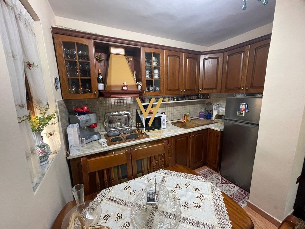 JEPET APARTAMENT 2+1 ME QIRA TE PAZARI I RI 60.000 LEKE 2