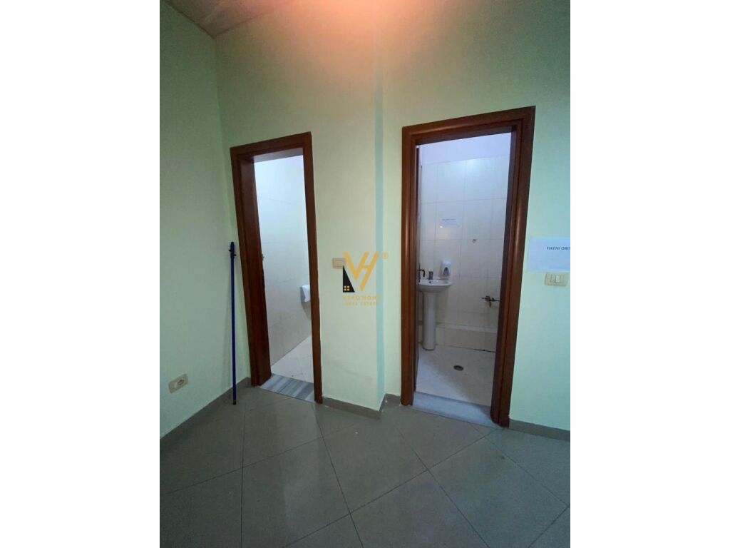 Shitet Ambient biznesi te Unaza e Re 195 m2 3