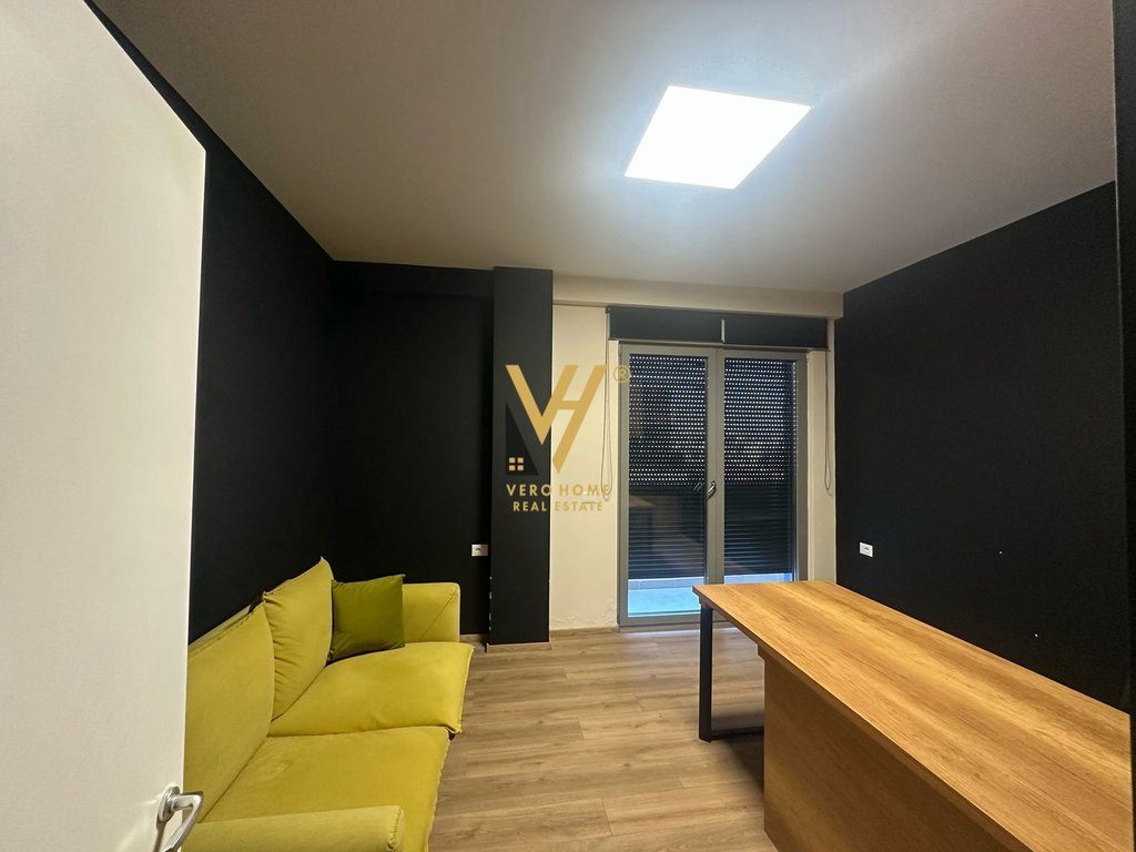JEPET ZYRE 150M2 ME QERA TE RRUGA E DURRESIT 2.500 EURO