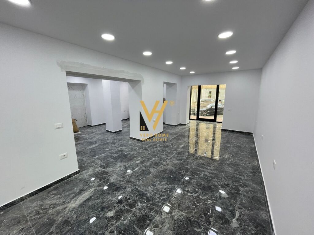Shitet dyqan te Kryqezimi i Rruges se Kosovareve 70 m2