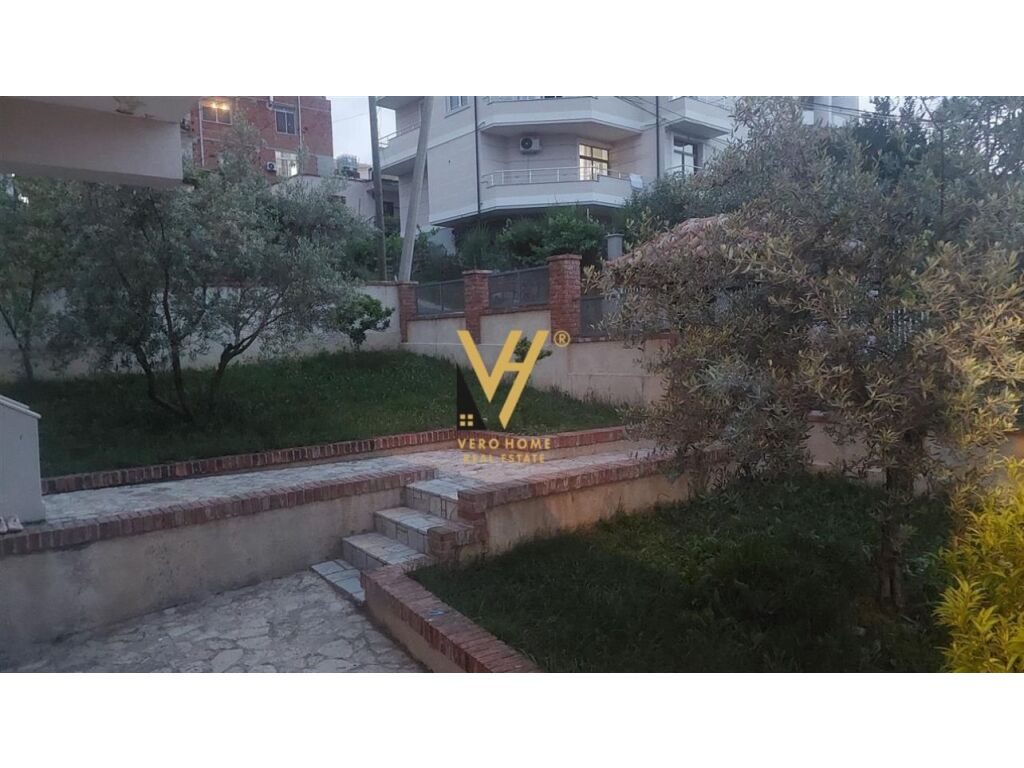Shitet vile dhe toke ne Sauk , prane Tegut 5500 m2