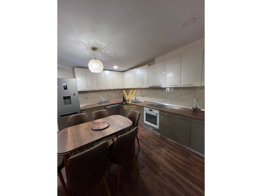 JEPET APARTAMENT 3+1+BLK ME QERA TE 21 DHJETORI 600 EURO 2