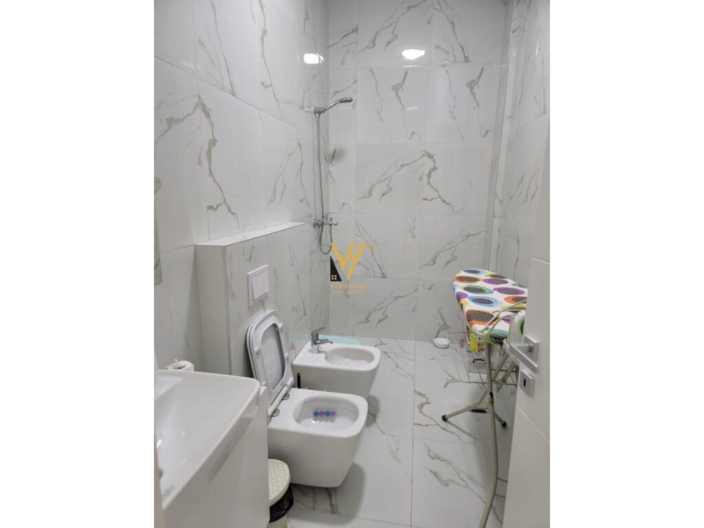 Jepet Apartament 2+1+ballkon me qera ne Kinostudio 103 m2