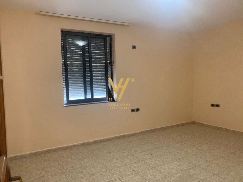JEPET AMBIENT 62 M2 ME QERA TE RRUGA MUHAMET GJOLLESHA 500 EURO 3