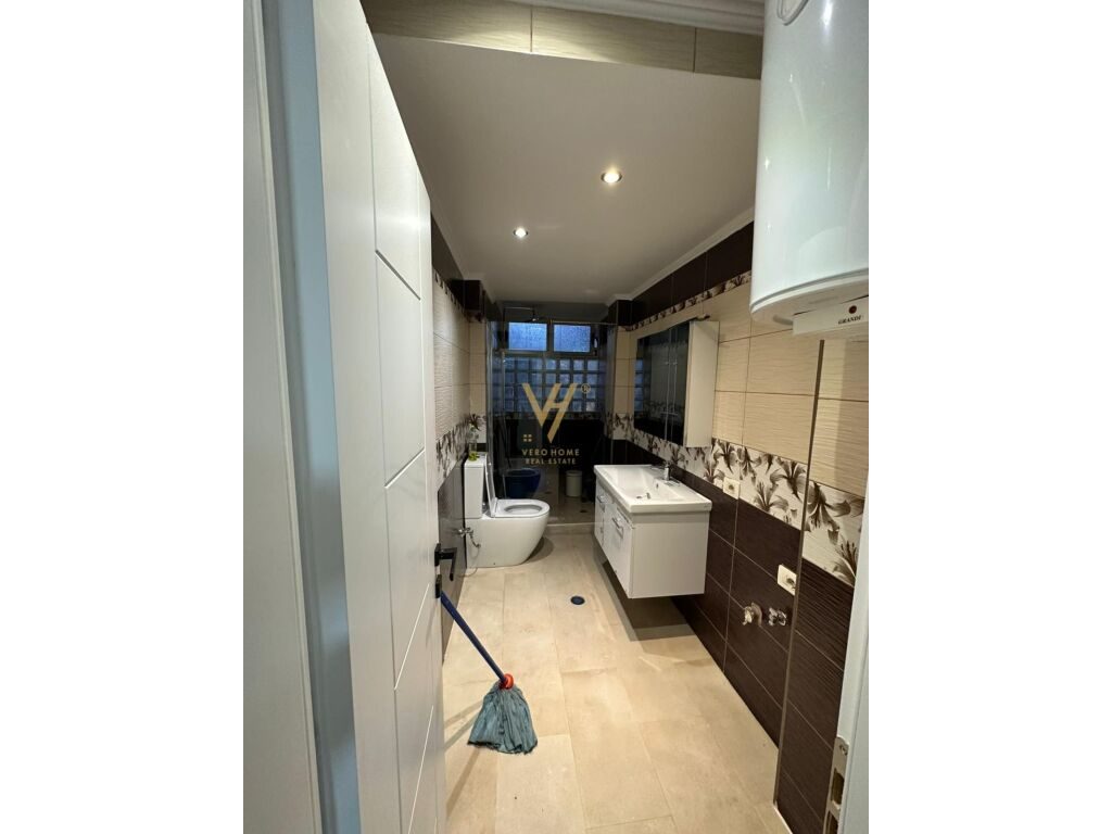 Jepet zyre me qera tek 21 Dhjetori 80 m2 2
