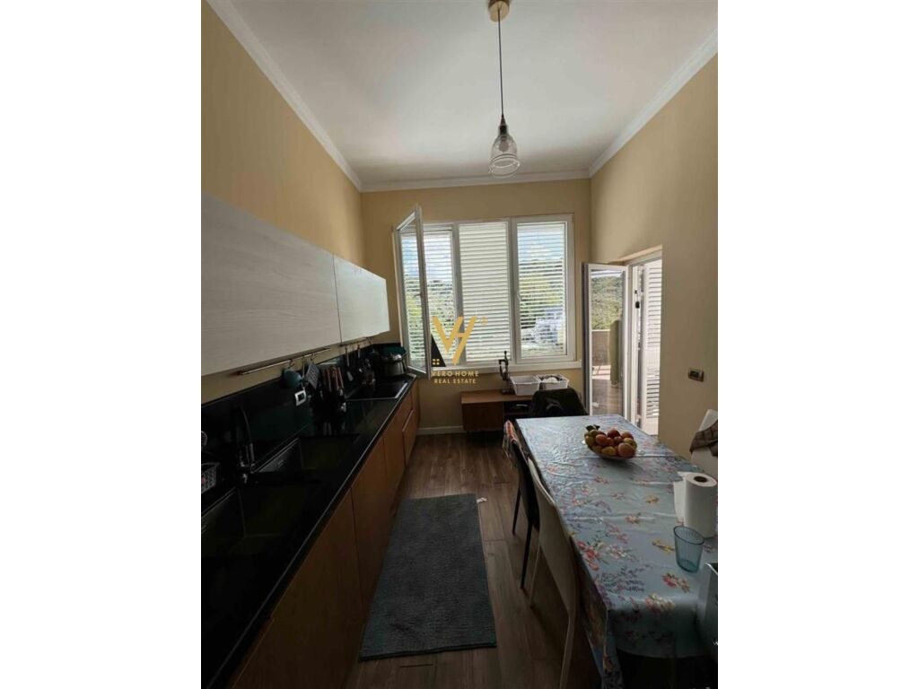 Shitet Apartament Duplex 4+1+2 te Liqeni i Thate 176 m2 2