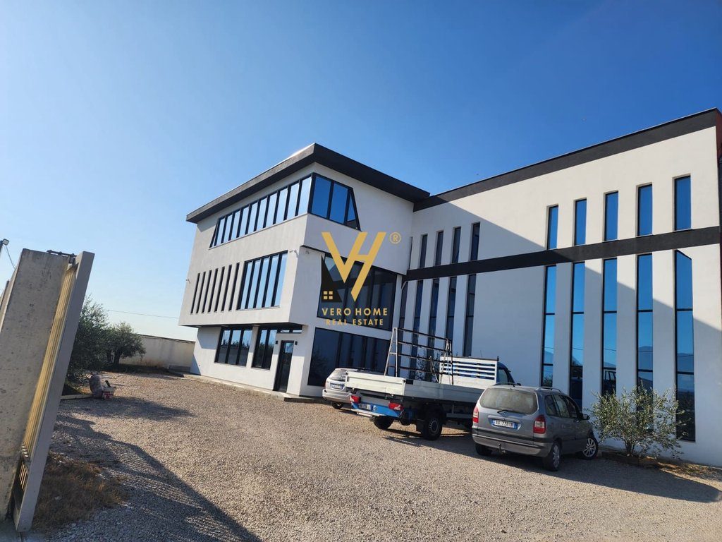 JEPET KAPANON 1.800 M2 ME QERA NE FUSHE KRUJE 1.800 EURO