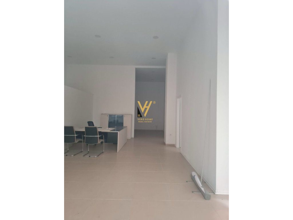 JEPET DYQAN 136 M2 ME QERA TE RRUGA E DIBRES 1.500 EURO