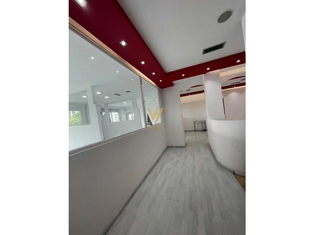 Jepet ambjent biznesi me qera perball Casa Italia 151 m2 4