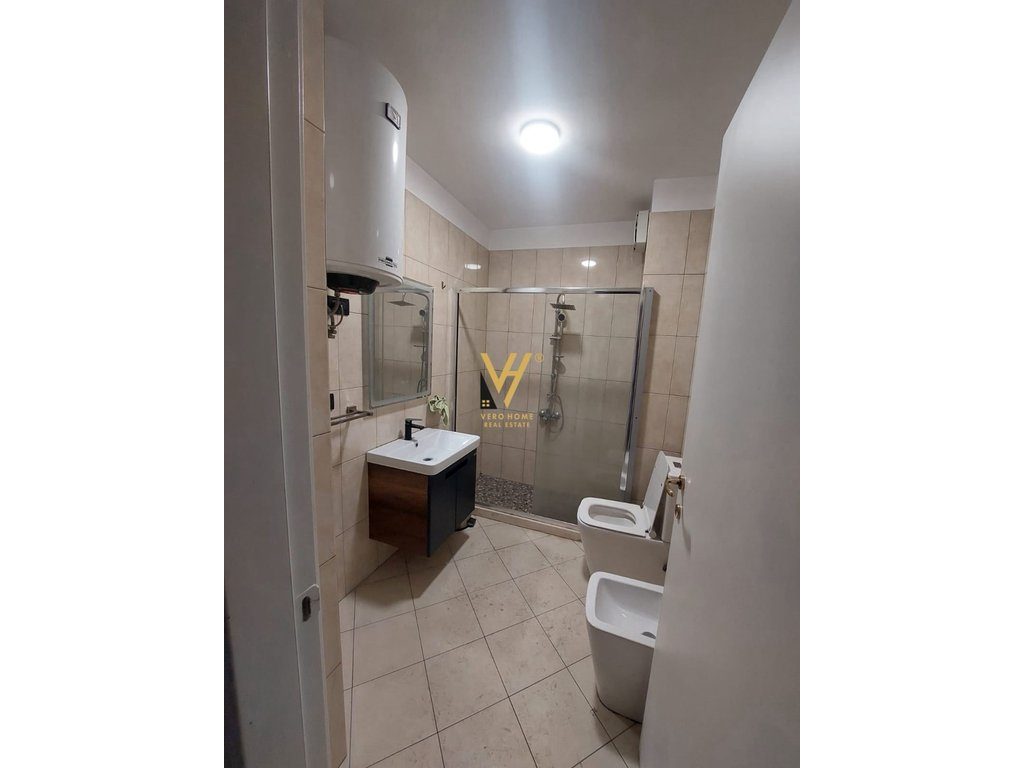 JEPET ZYRE 100 M2 ME QERA NE QENDER 1.500 EURO 4