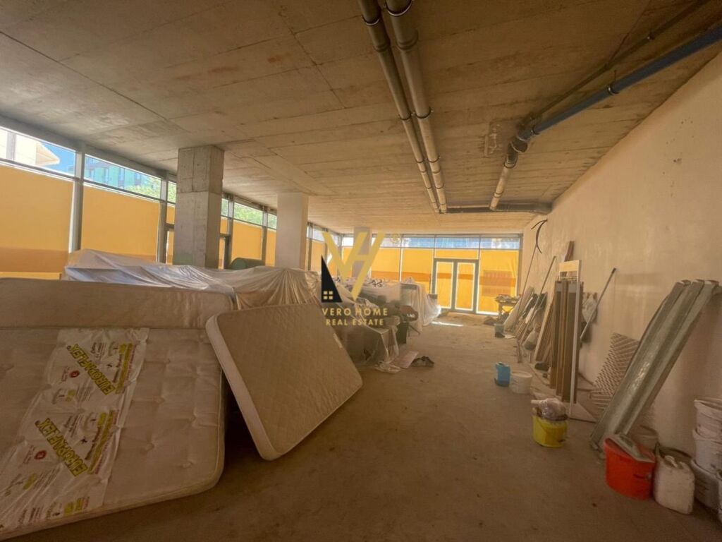 Jepet Dyqan me qera te Rruga e Elbasanit 376 m2 4