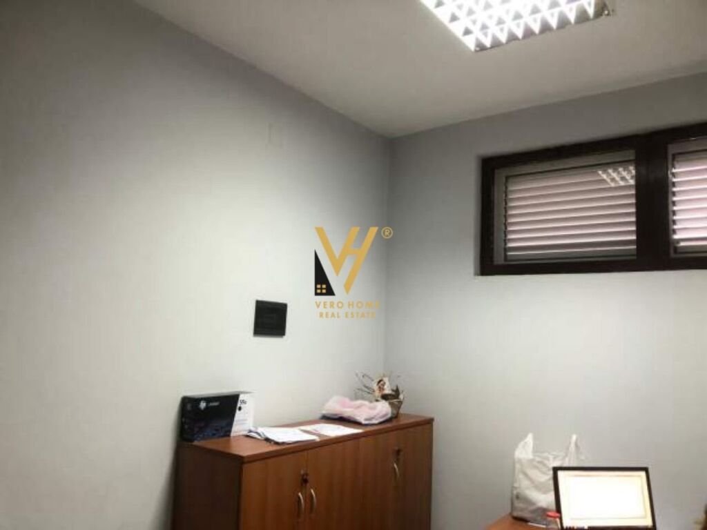 Jepet ambjent biznesi me qera te Oxhaku 110 m2 2