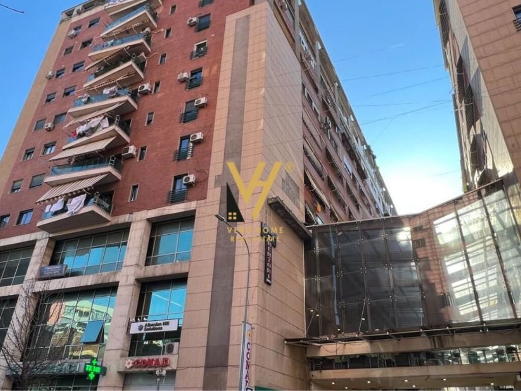 Jepet Zyre me qera te Galeria, Rruga e Barrikadave 40 m2